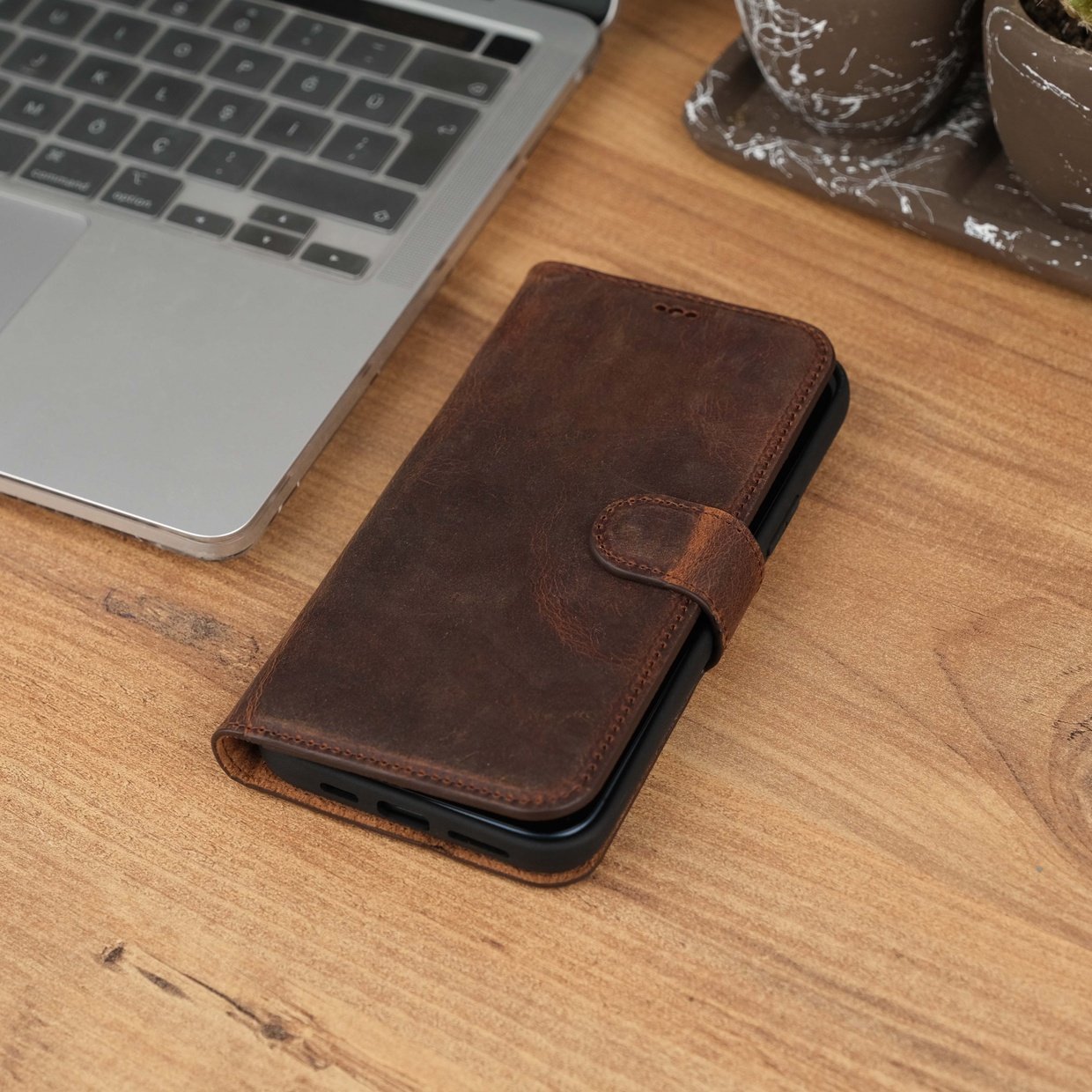 Antique Brown Leather iPhone 15 Plus Wallet Case Closure Style